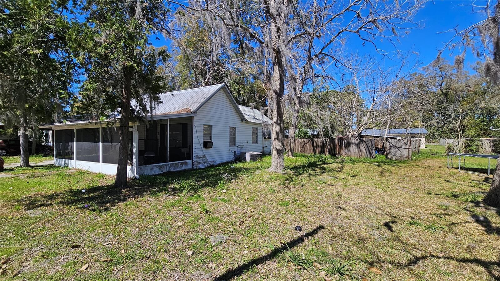 Property Photo:  416 SE 3rd Avenue  FL 32696 