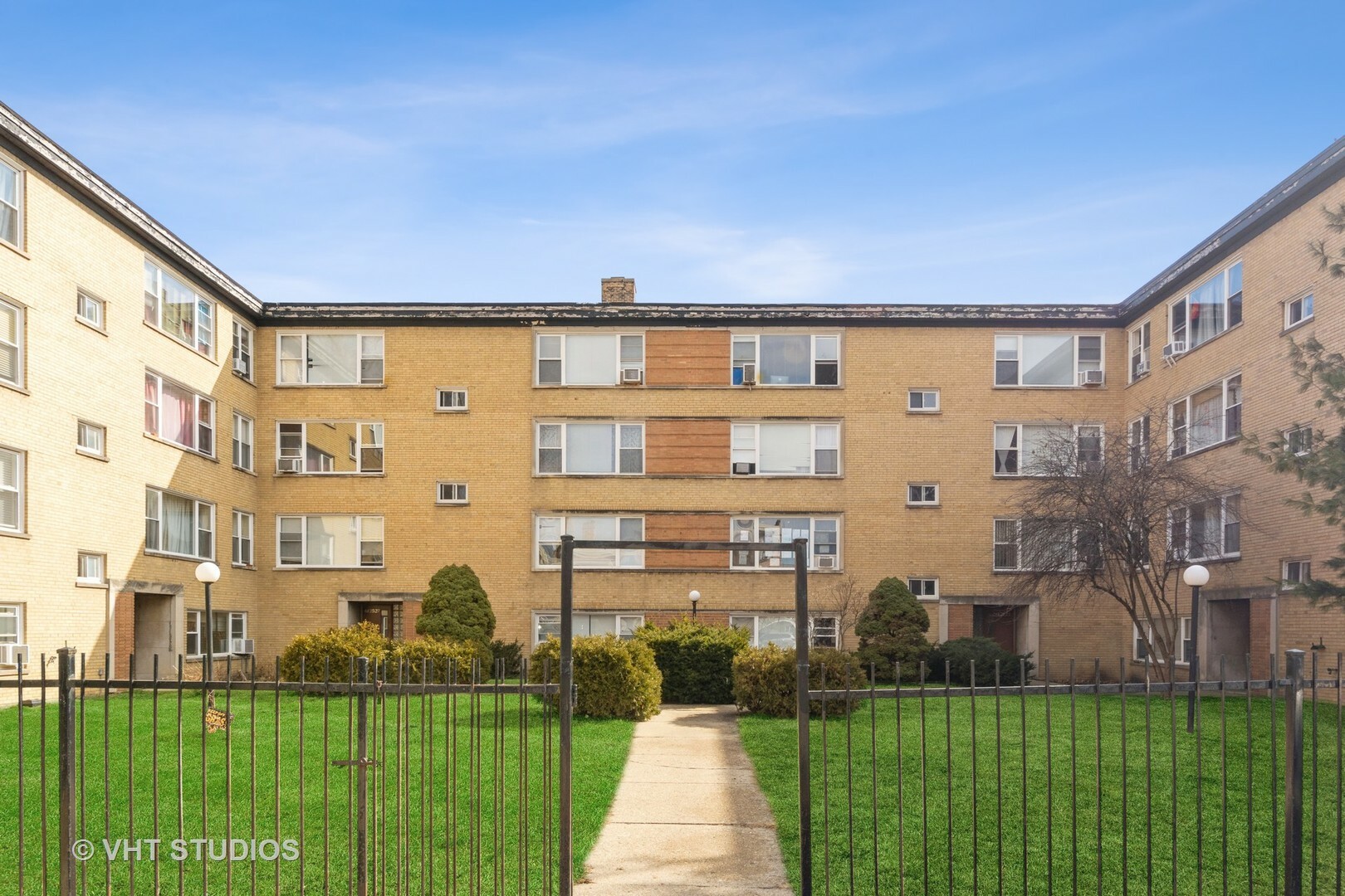 Property Photo: 6127 N Seeley Avenue 2C IL 60659