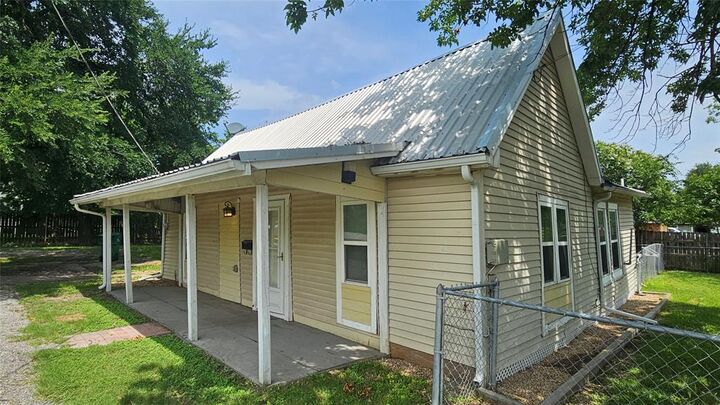 Property Photo:  409 E 7th Street  TX 75125 