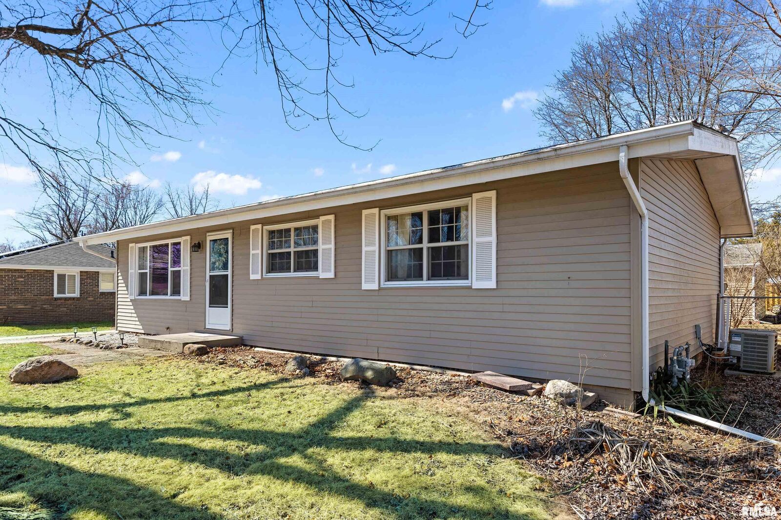 Property Photo: 713 S Meadow Lane IL 61546