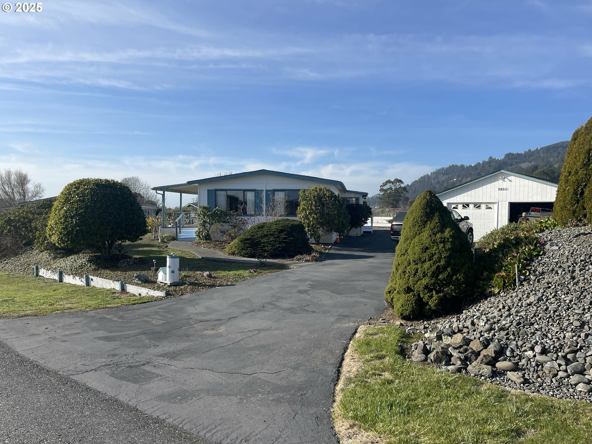 Property Photo: 98611 Camellia Dr OR 97415