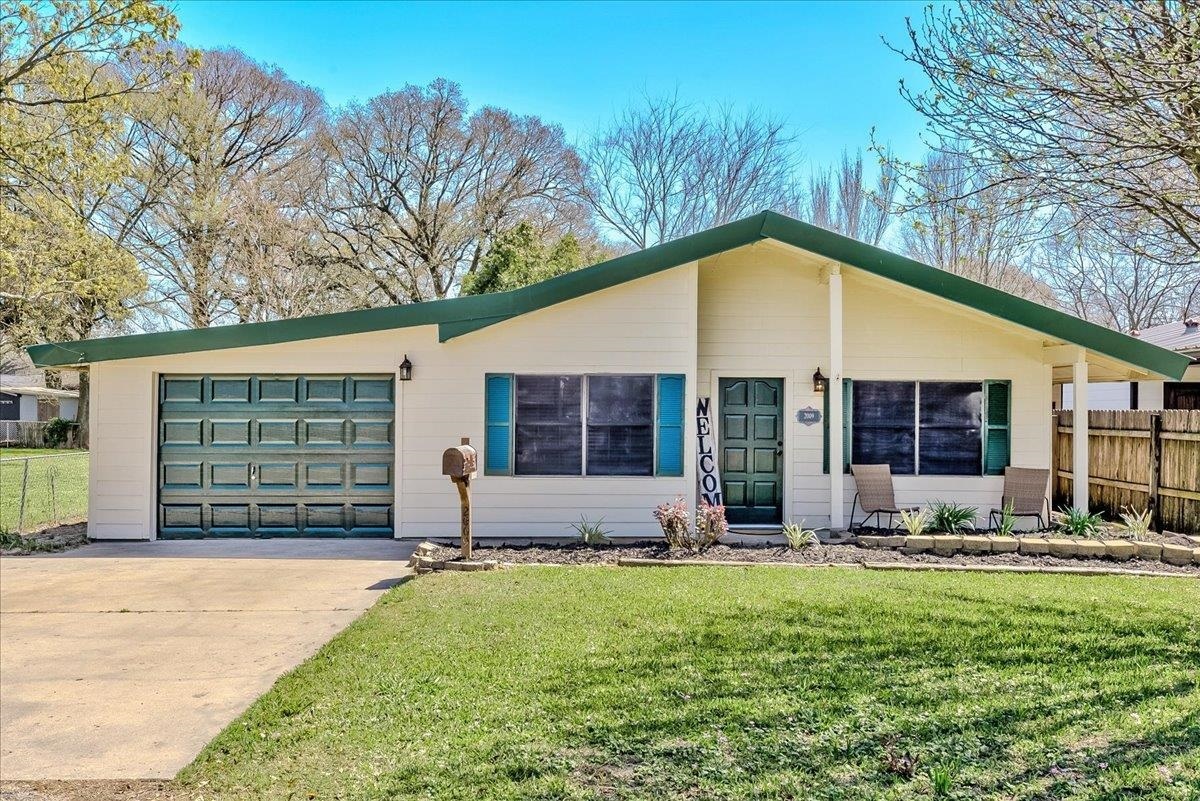 Property Photo: 2009 9th St TX 77651