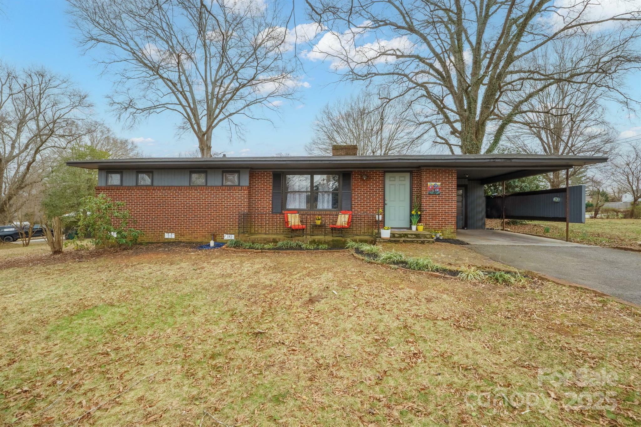 Property Photo:  401 Clover Lane  NC 28658 