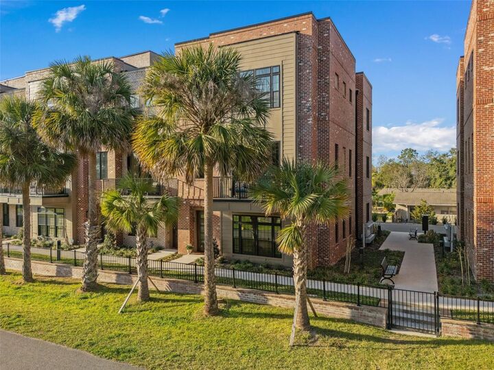 Property Photo:  60 N Park Avenue  FL 34787 