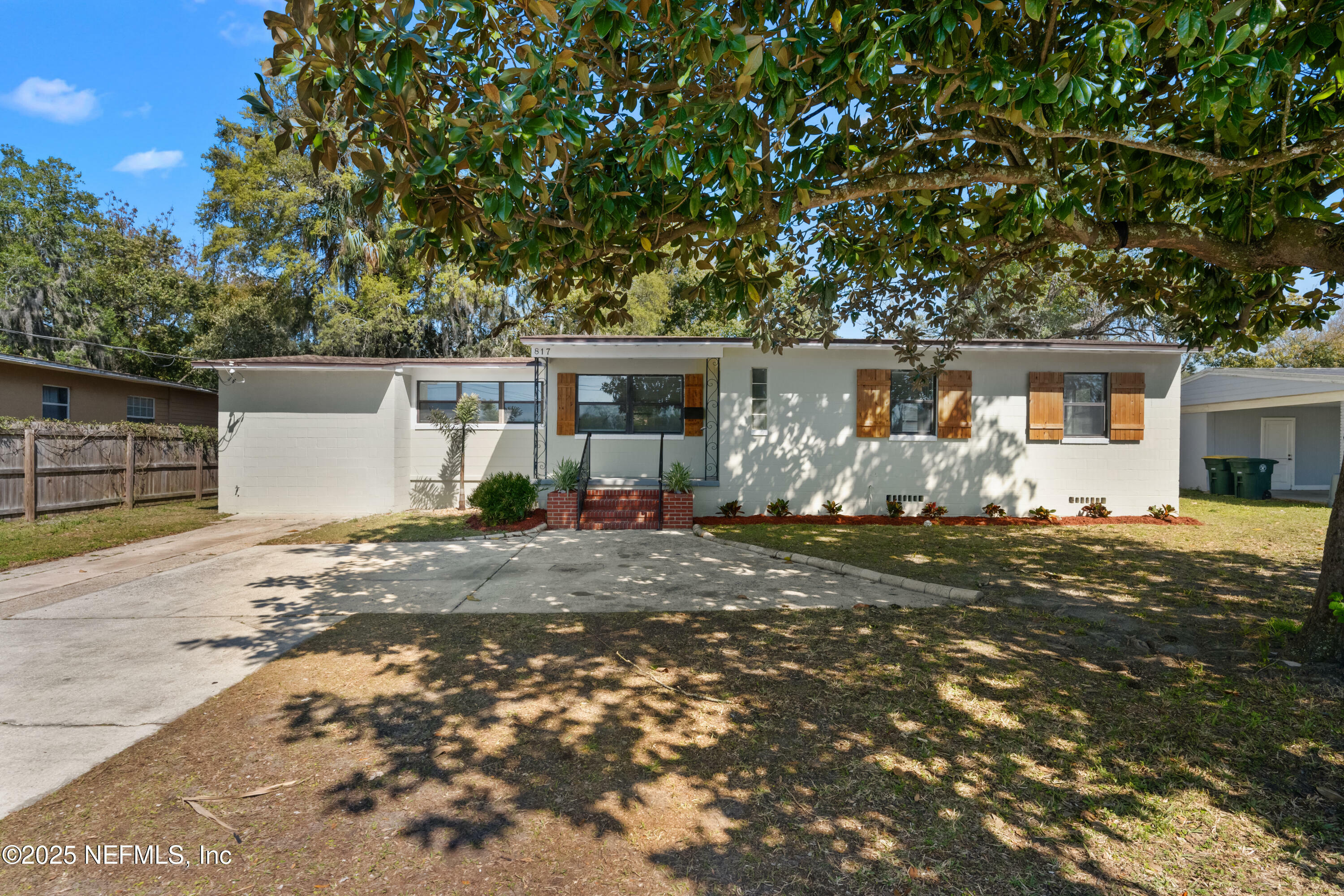 Property Photo:  817 Wren Road  FL 32216 