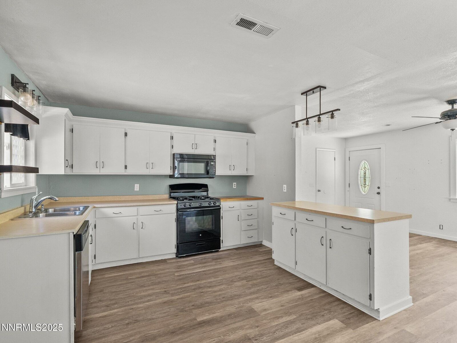 Property Photo: 1713 Tionontati Street CA 96150