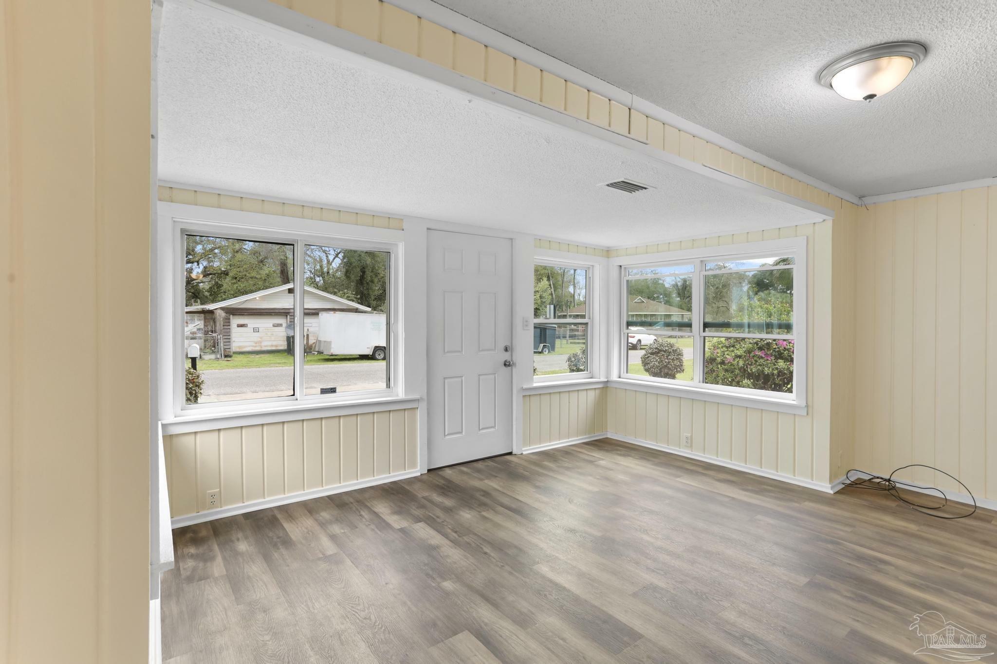 Property Photo: 615 N Wentworth St FL 32505