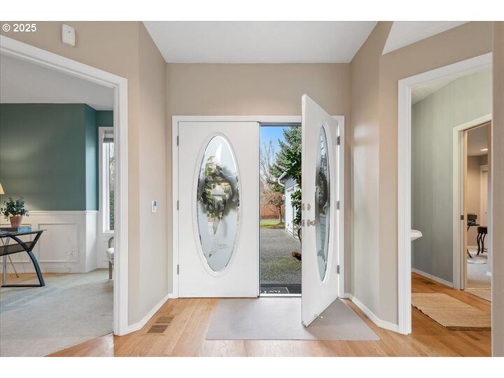 Property Photo: 230 N Lotus Isle Dr OR 97217