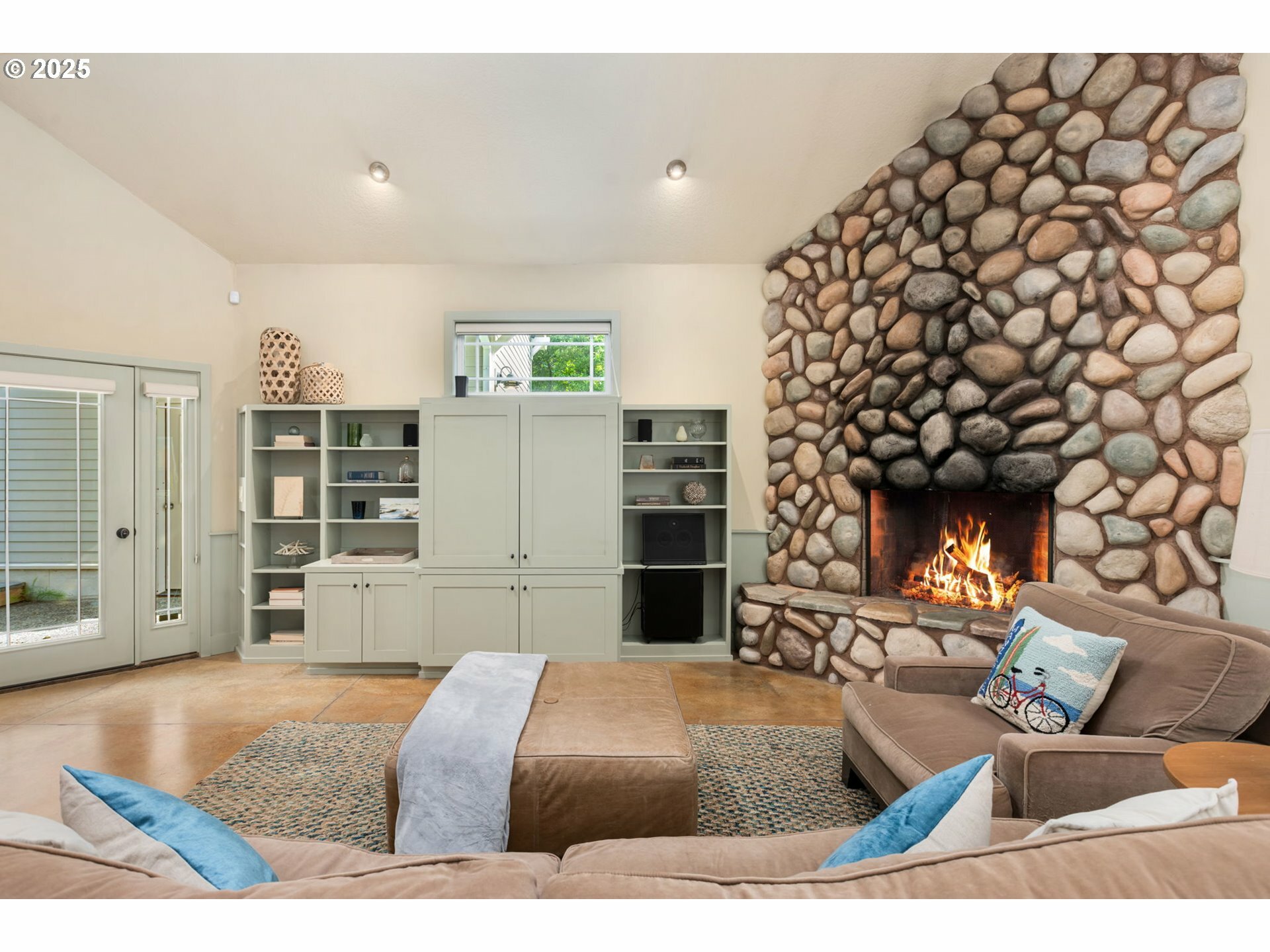 Property Photo: 8917 Spindrift Ln OR 97130