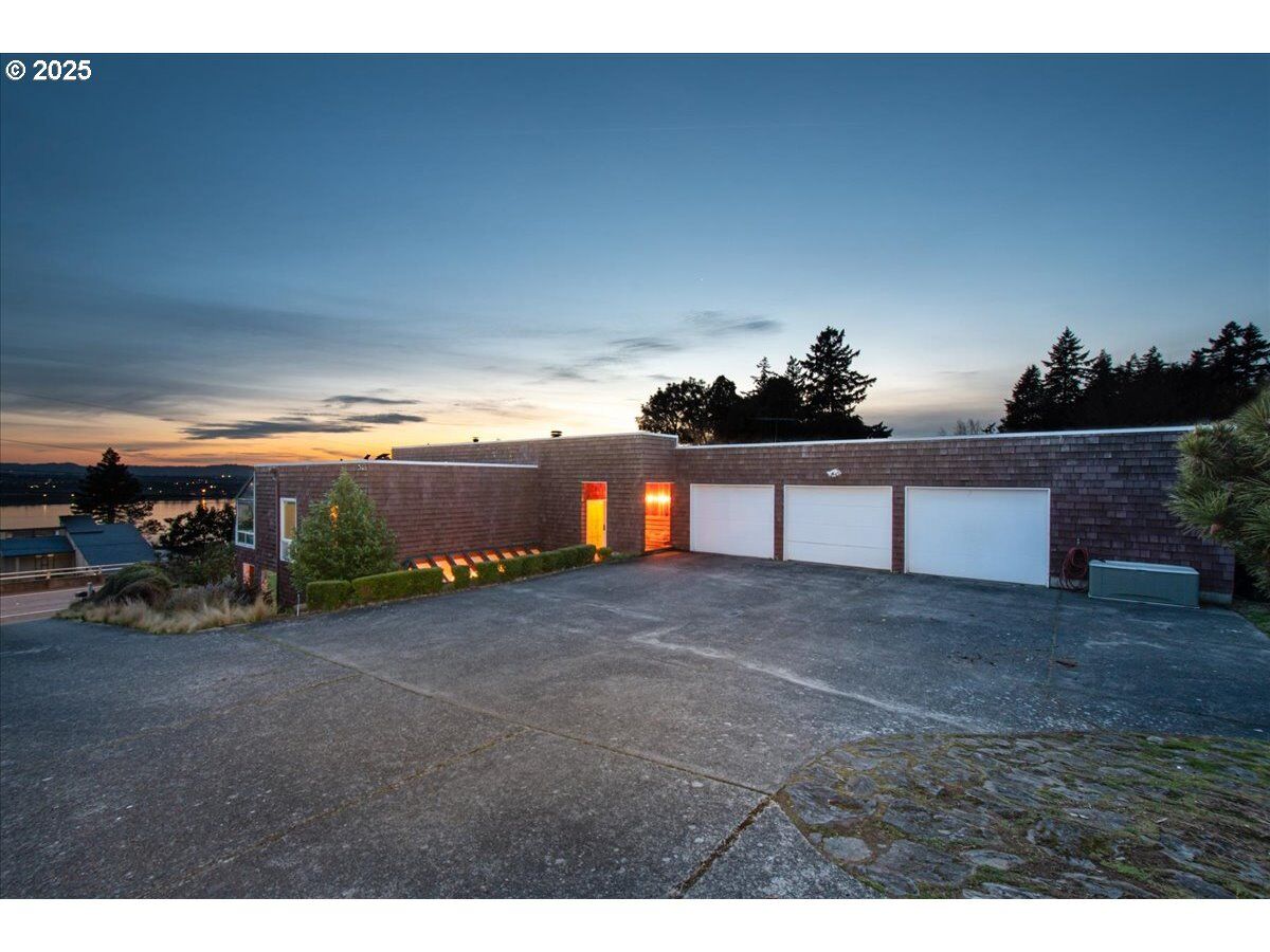 Property Photo: 6320 E Evergreen Blvd WA 98661