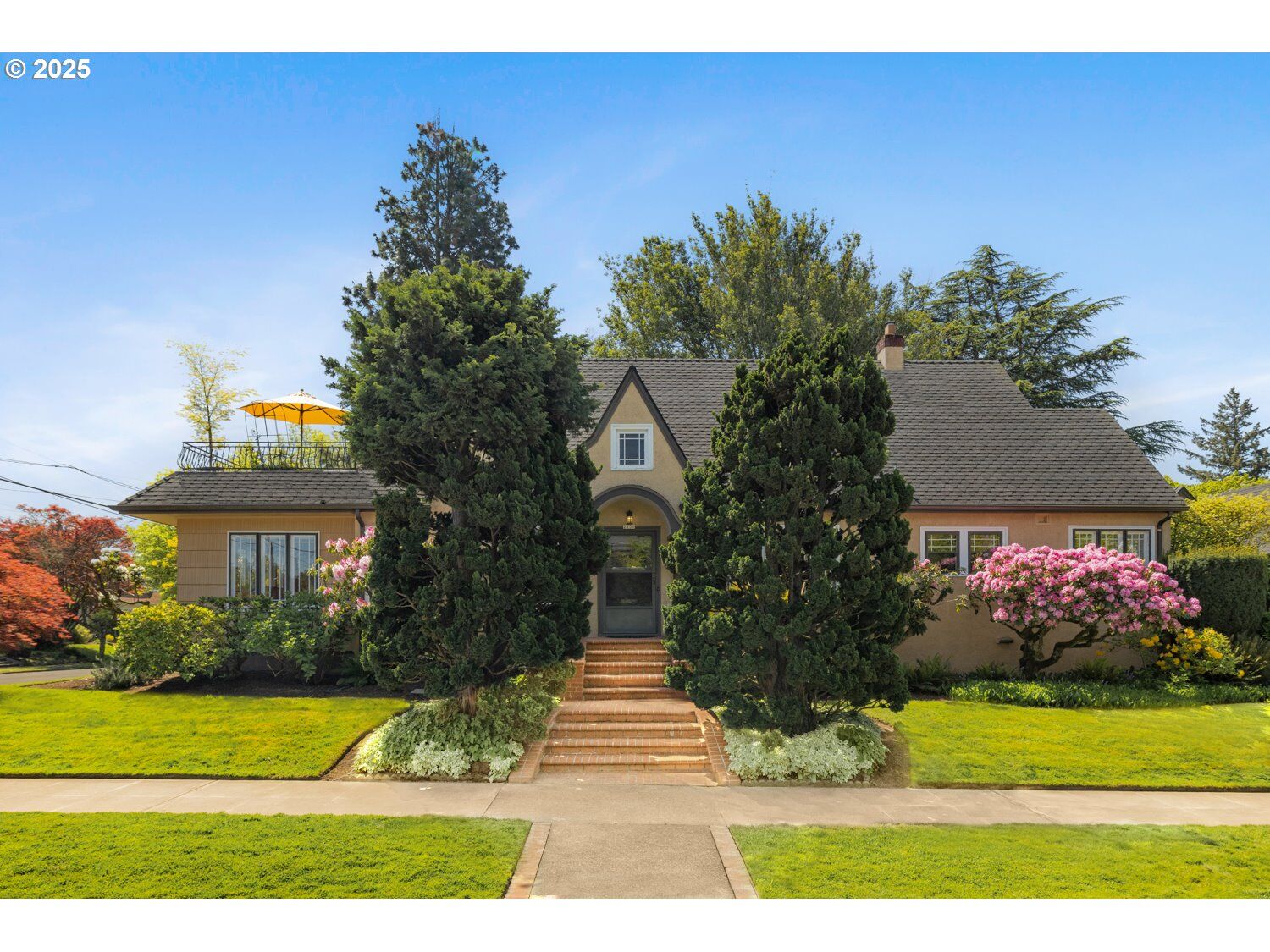 Property Photo:  2130 NE Klickitat St  OR 97212 