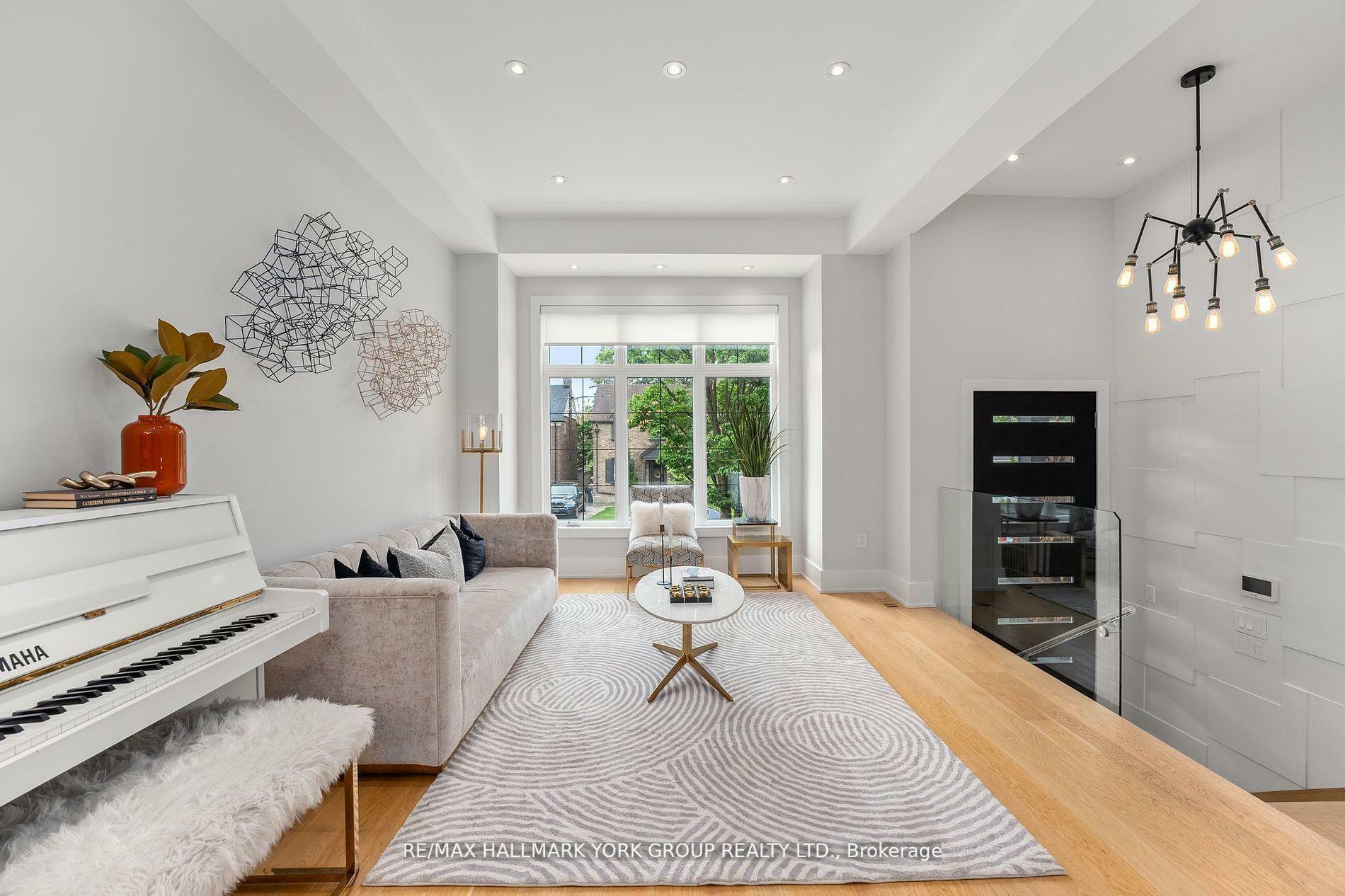 Property Photo: 100 Roe Avenue ON M5M 2H7