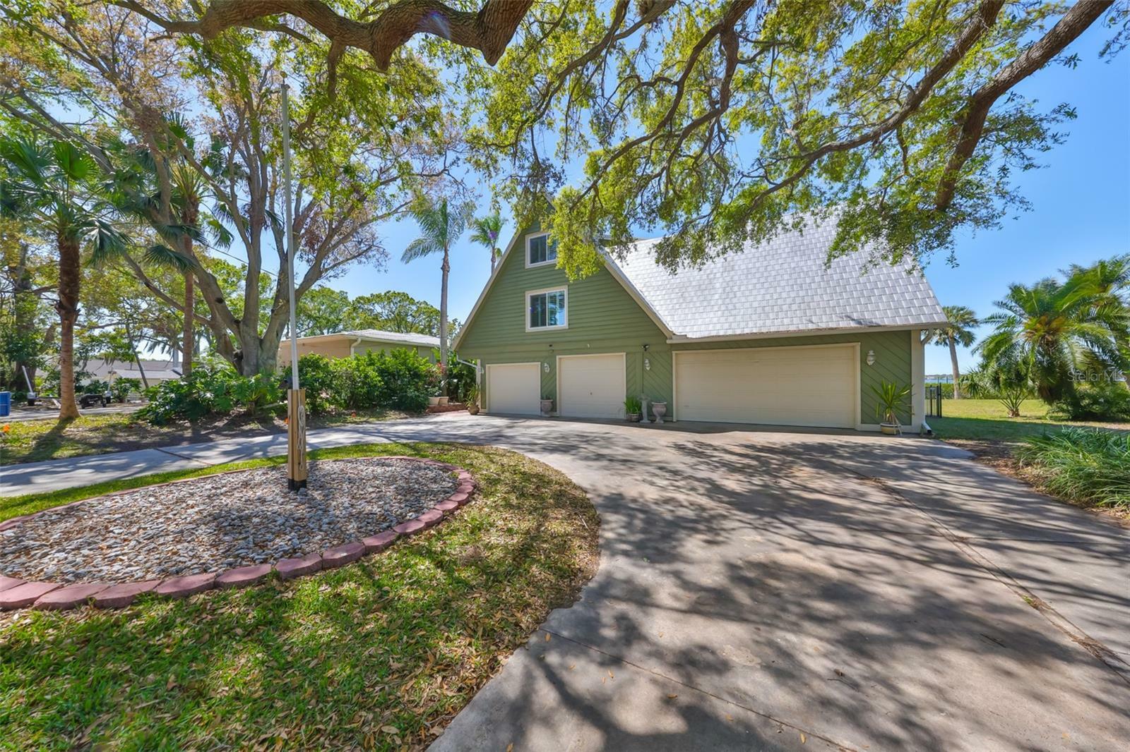 Property Photo:  352 Shore Drive E  FL 34677 