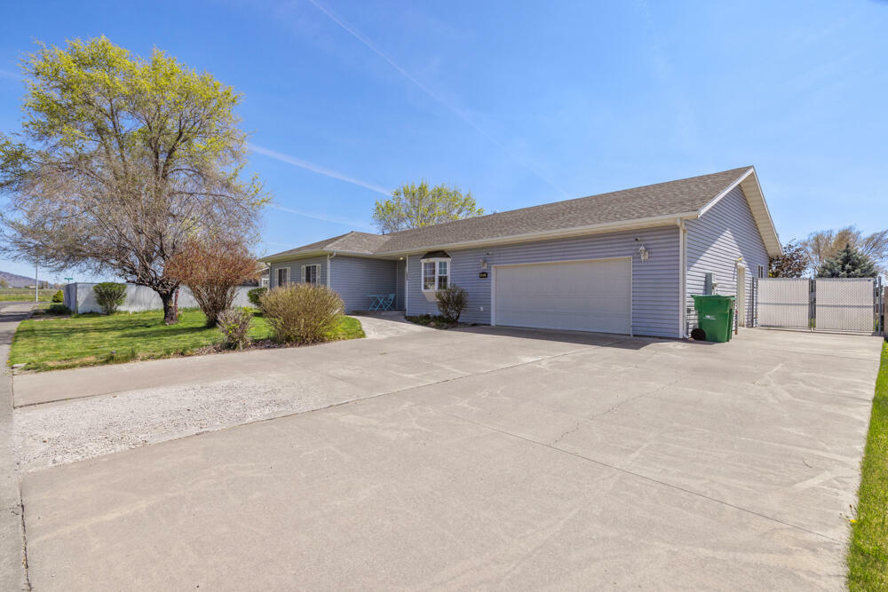 Property Photo: 5672 American Avenue OR 97603