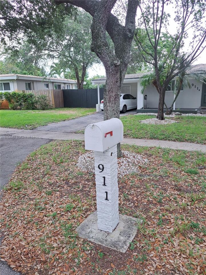 Property Photo: 911 W Country Club Cir FL 33317