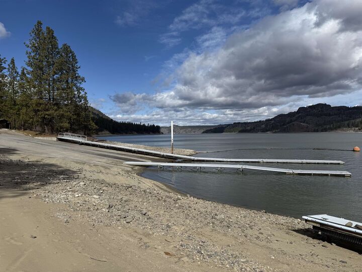 Property Photo: 42078 N Porcupine Bay Rd WA 99122