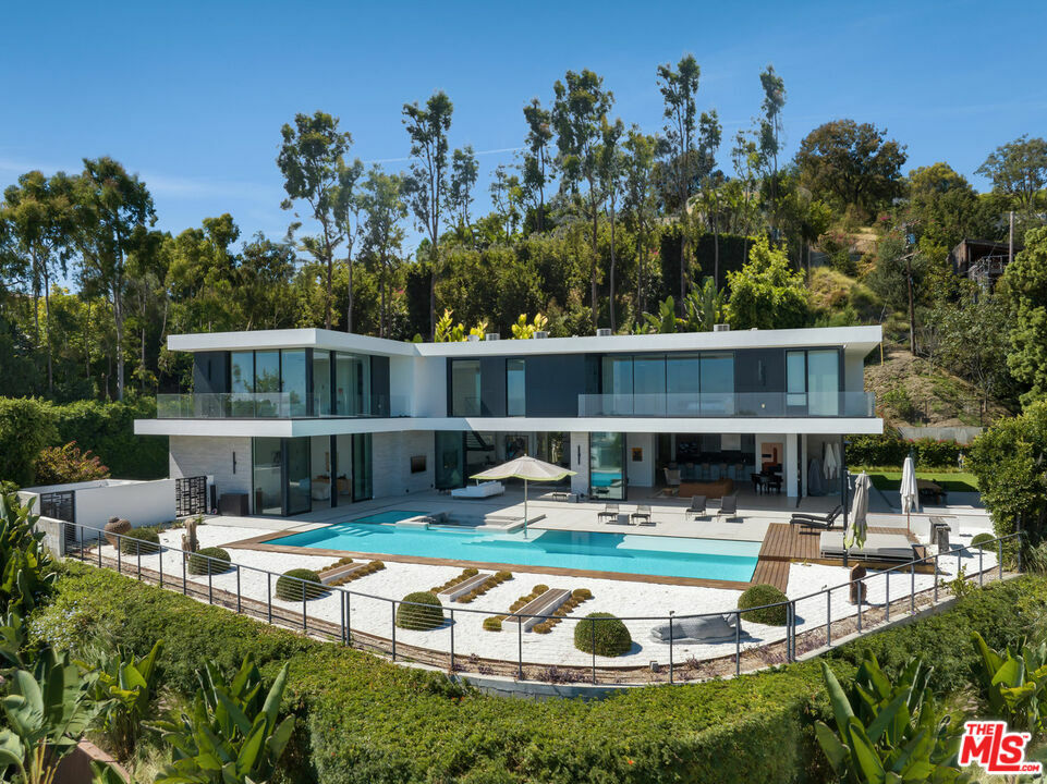 Property Photo: 1320 Beverly Grove Pl CA 90210