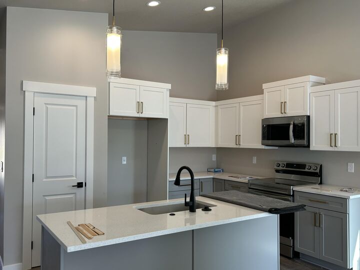 Property Photo:  651 Terrazzo Way  OR 97501 