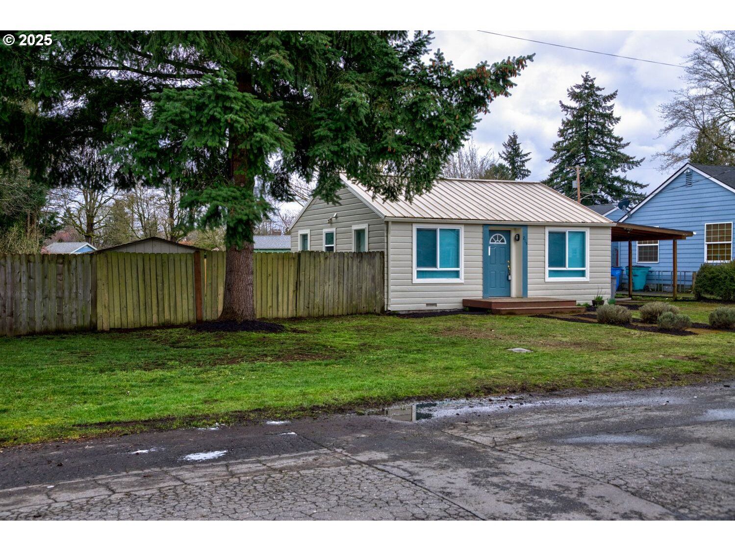 Property Photo:  215 NW 44th St  WA 98660 