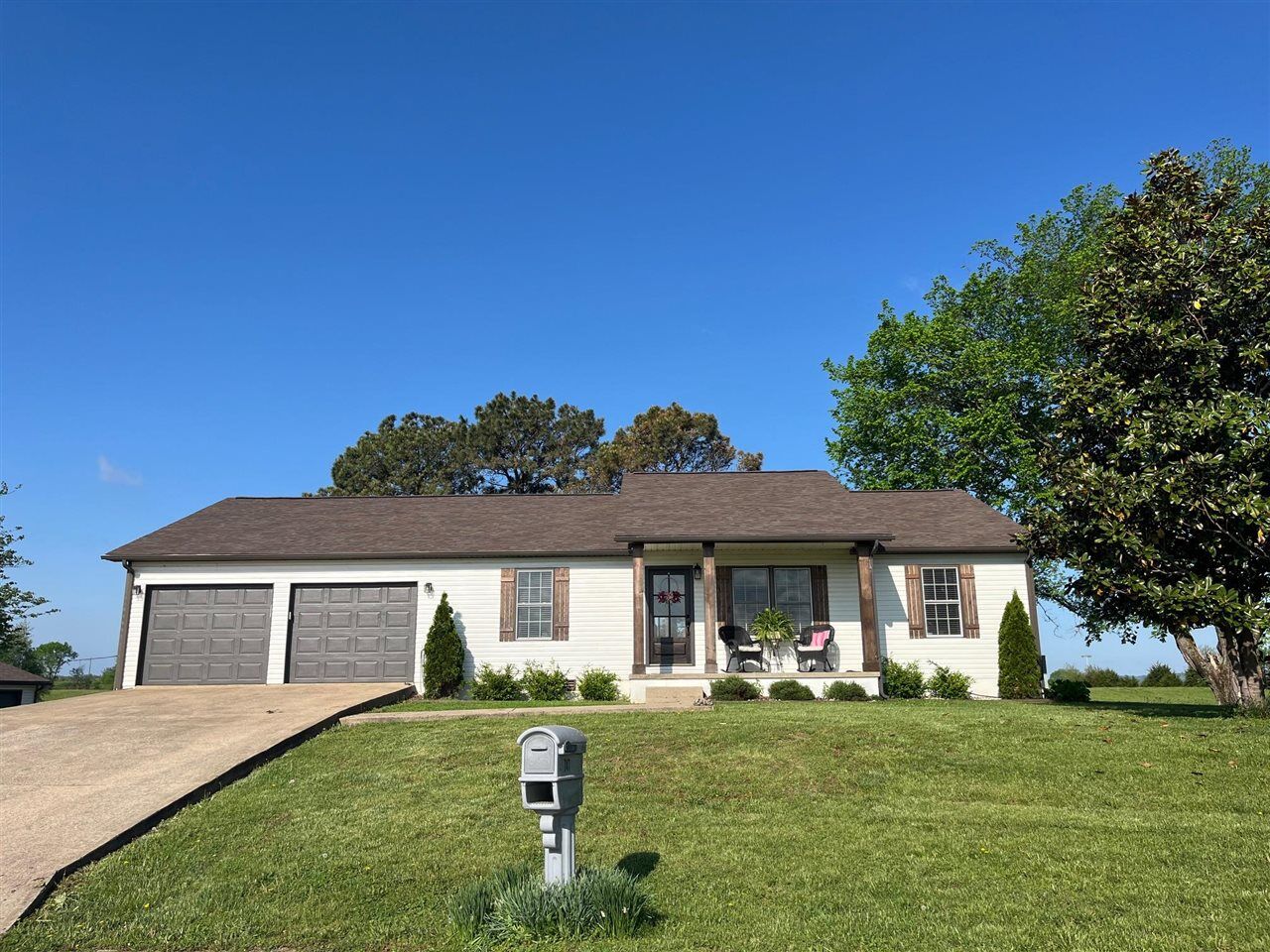 Property Photo:  747 Ray Houchin Road  KY 42160 