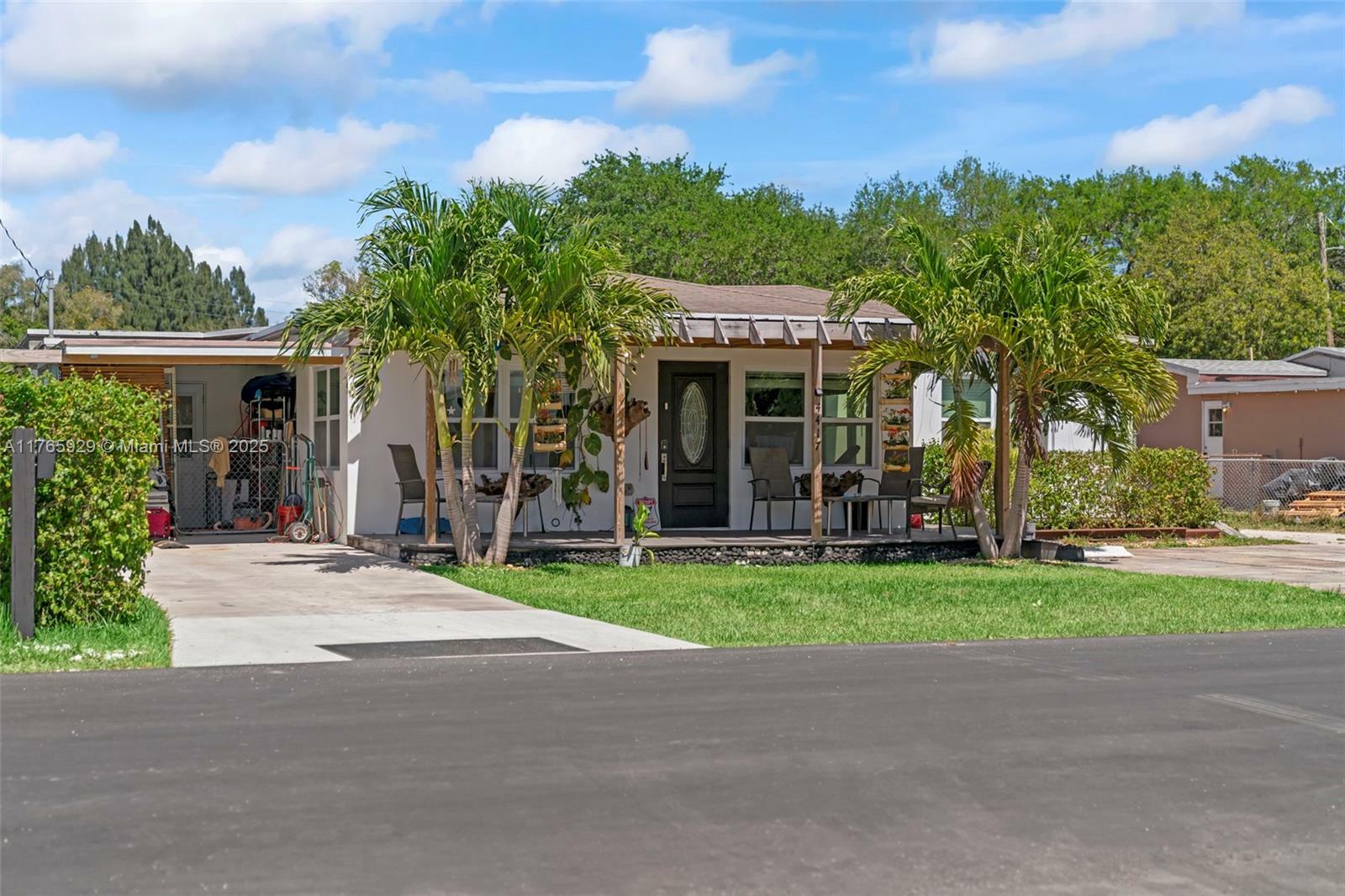 Property Photo: 4417 SW 52nd St FL 33314