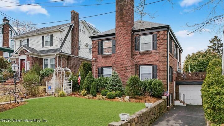 Property Photo:  44 Westbury Avenue  NY 10301 