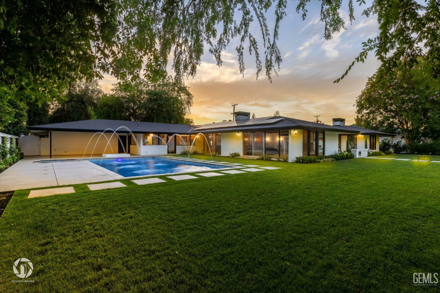 Property Photo: 2221 Myrtle Street CA 93301