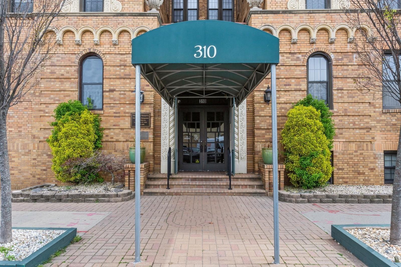 Property Photo: 310 Riverside 4I NY 11561
