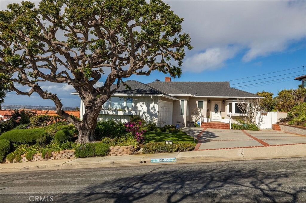 Property Photo: 132 Via Mesa Grande CA 90277