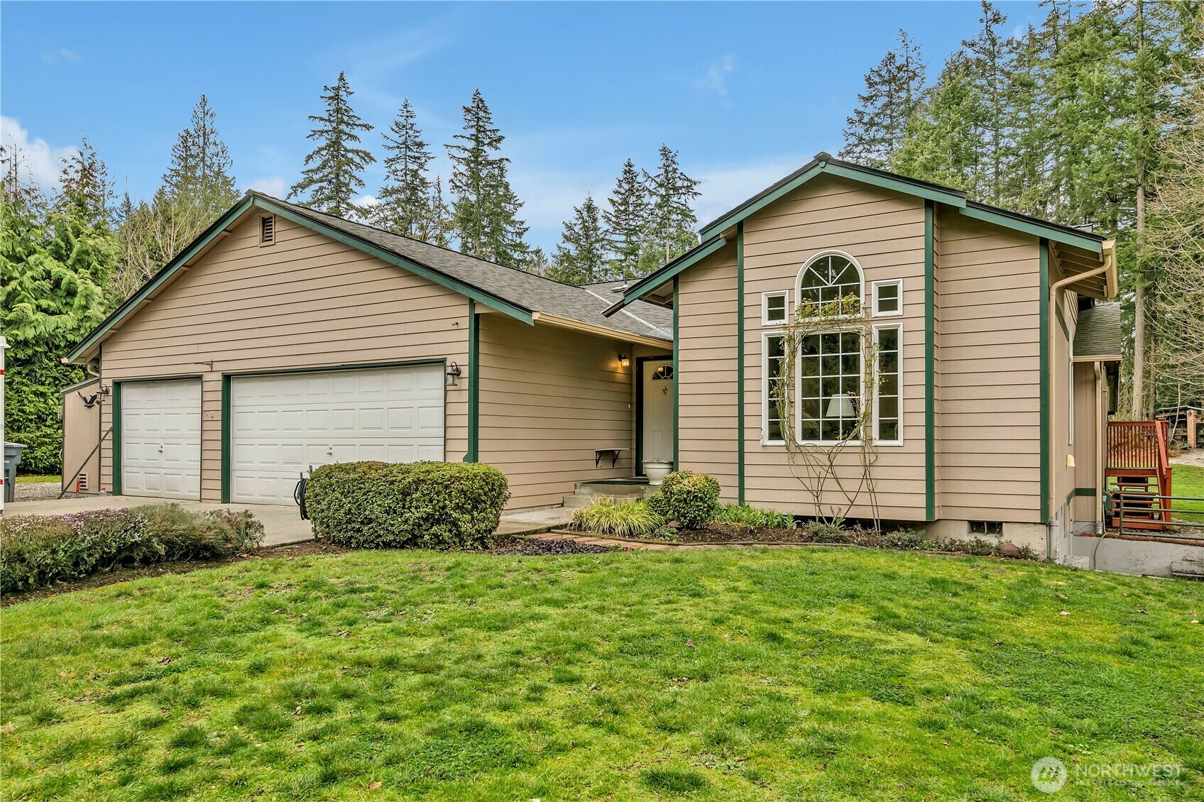Property Photo: 1304 208th Avenue E WA 98391