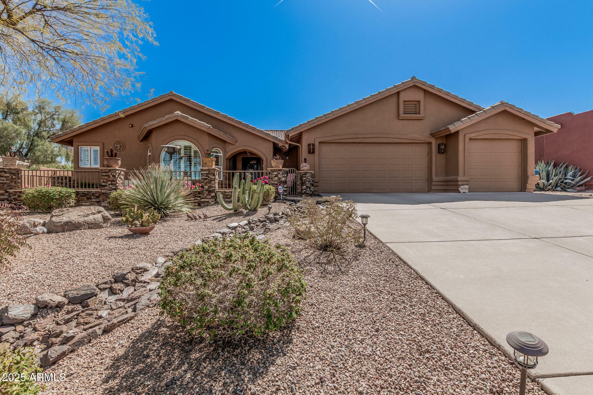 Property Photo: 16533 E Briarwood Drive AZ 85268