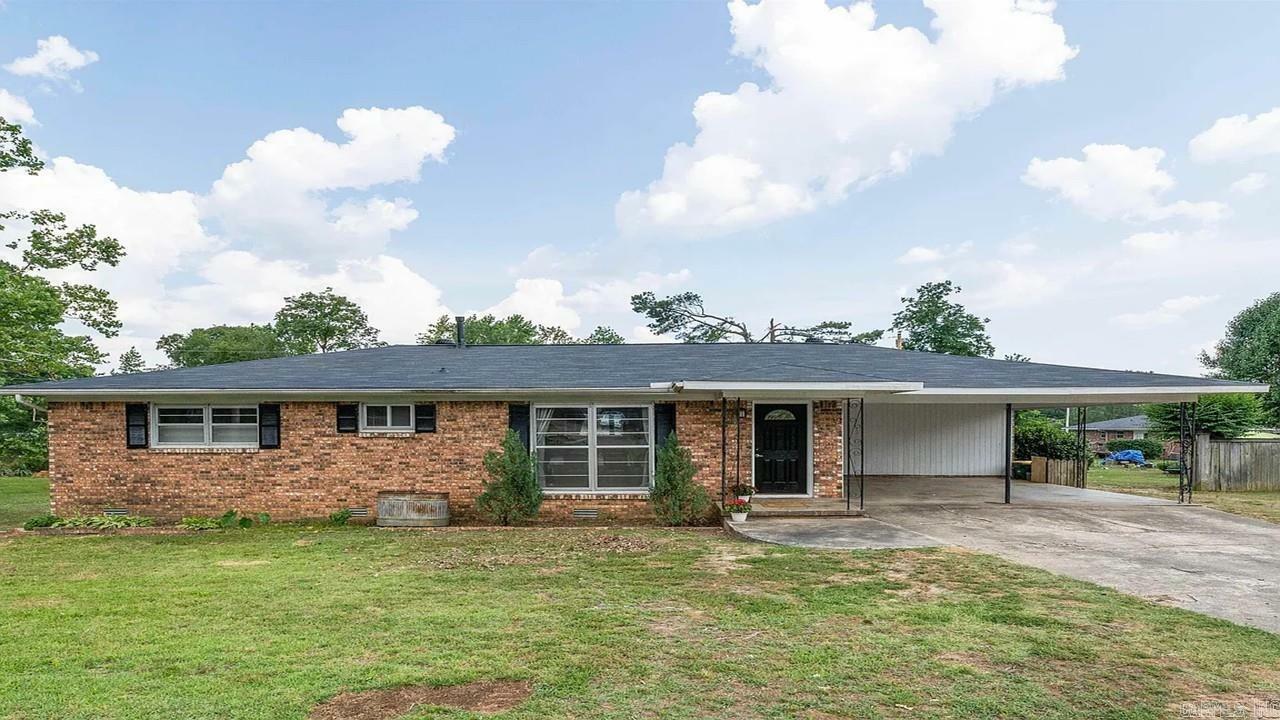 Property Photo:  2204 E Lee Ave  AR 72120 