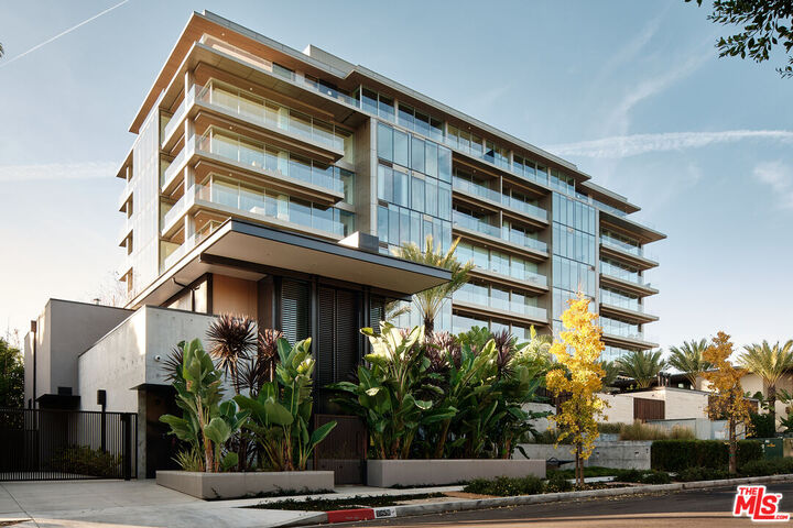 Property Photo:  8850 Rosewood Ave  CA 90048 