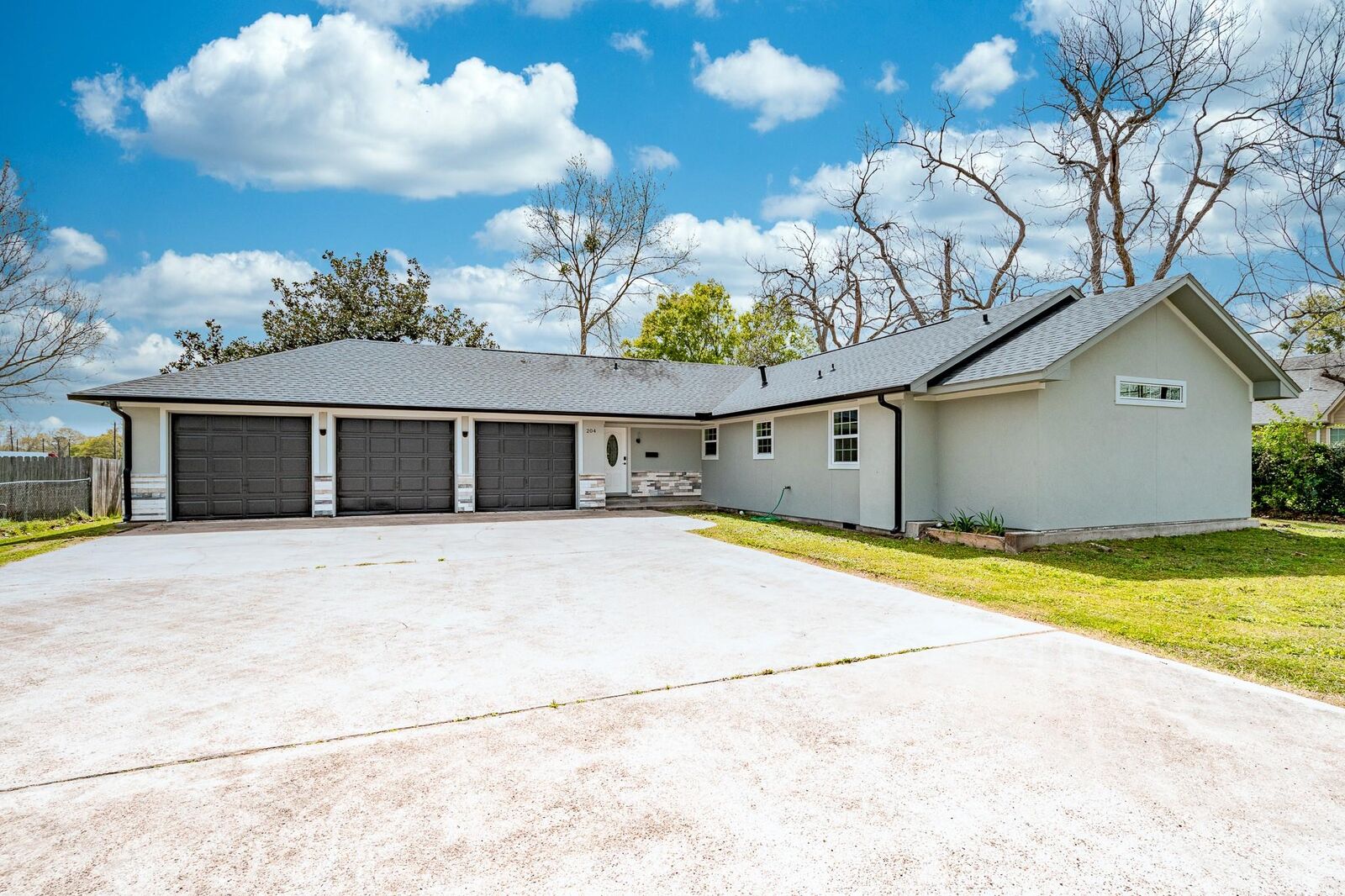 Property Photo: 204 Dyer Avenue TX 77520