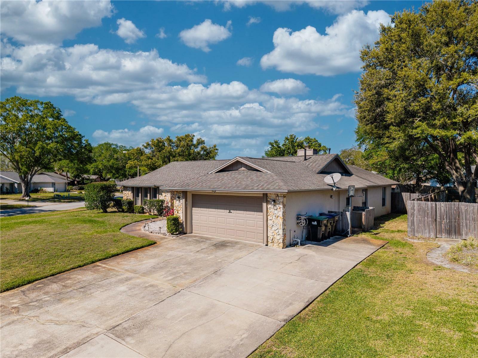 Property Photo: 9501 Holbrook Drive FL 32817