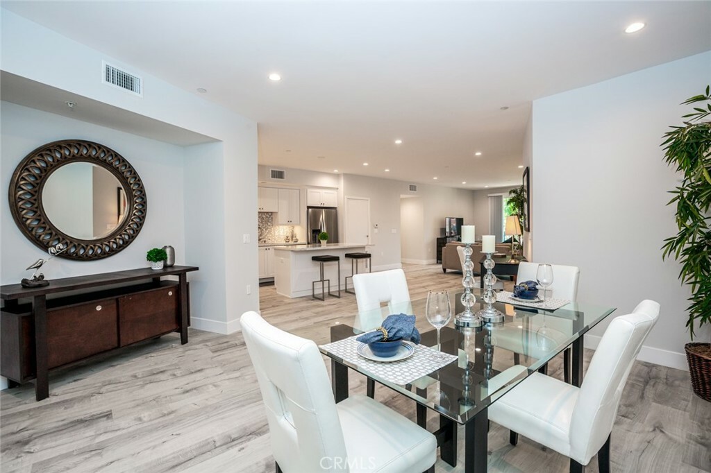 Property Photo: 10718 Acama Street 202 CA 91602