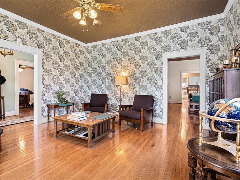 Property Photo: 119 E University Avenue TX 75165