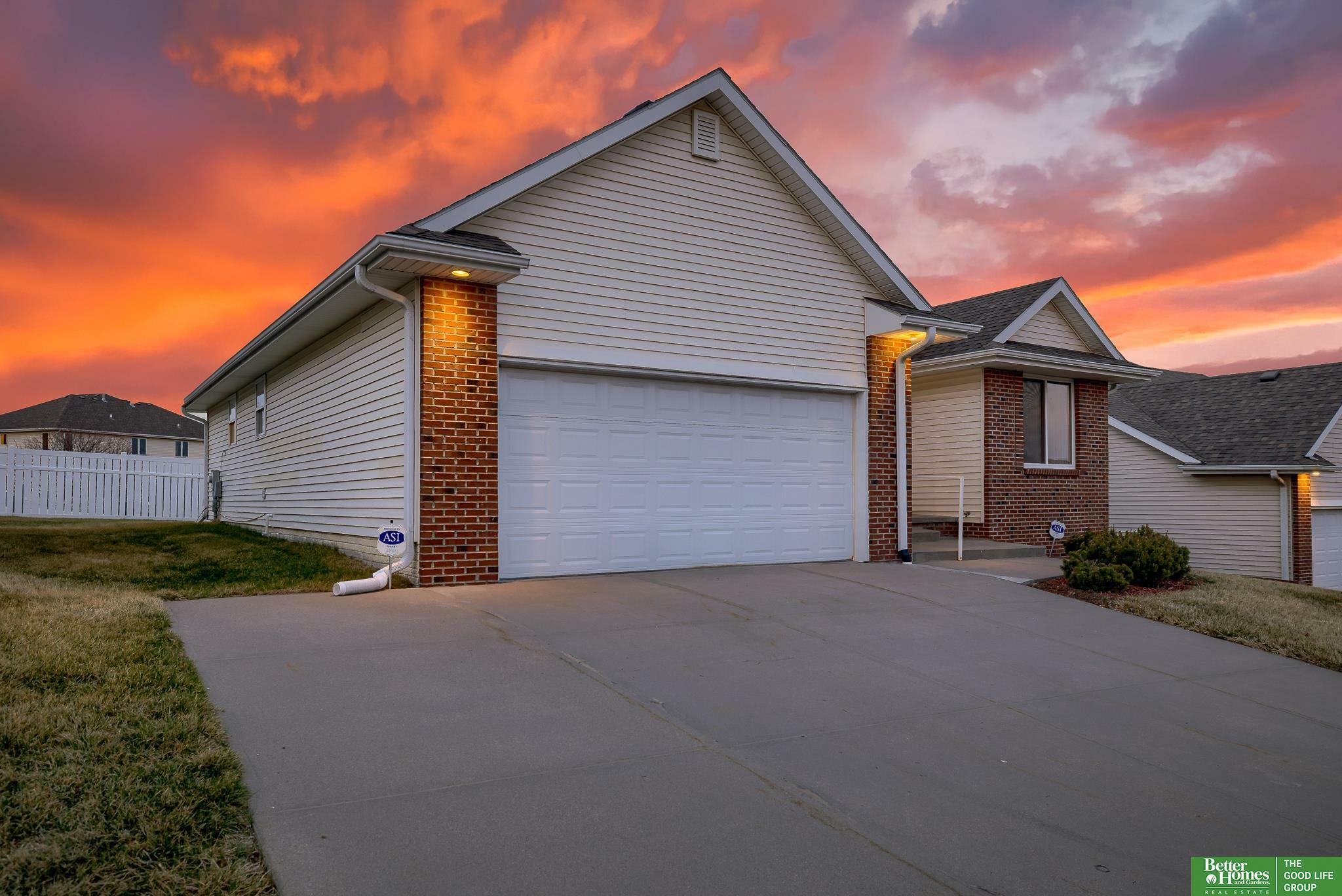 Property Photo: 9204 Laurel Plaza NE 68134