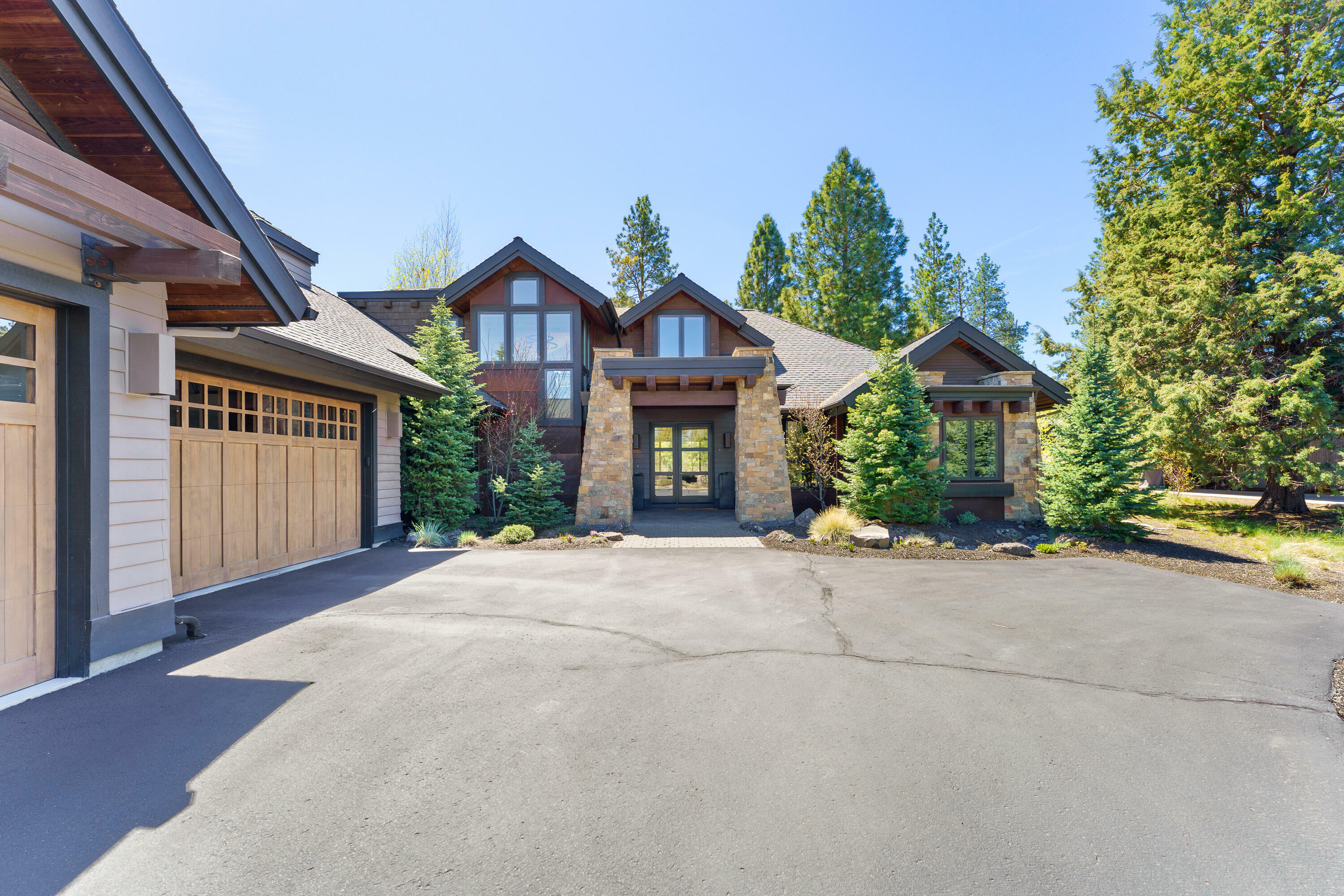 Property Photo: 19445 Randall Court OR 97702