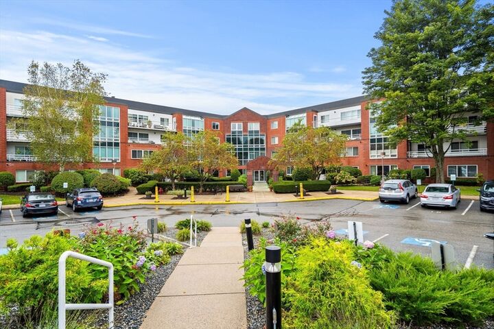 Property Photo:  124 Place Ln 124  MA 01801 