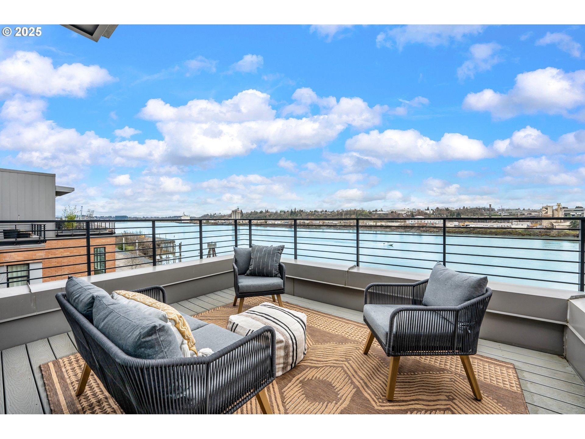 Property Photo:  1660 NW Riverscape Dr  OR 97209 