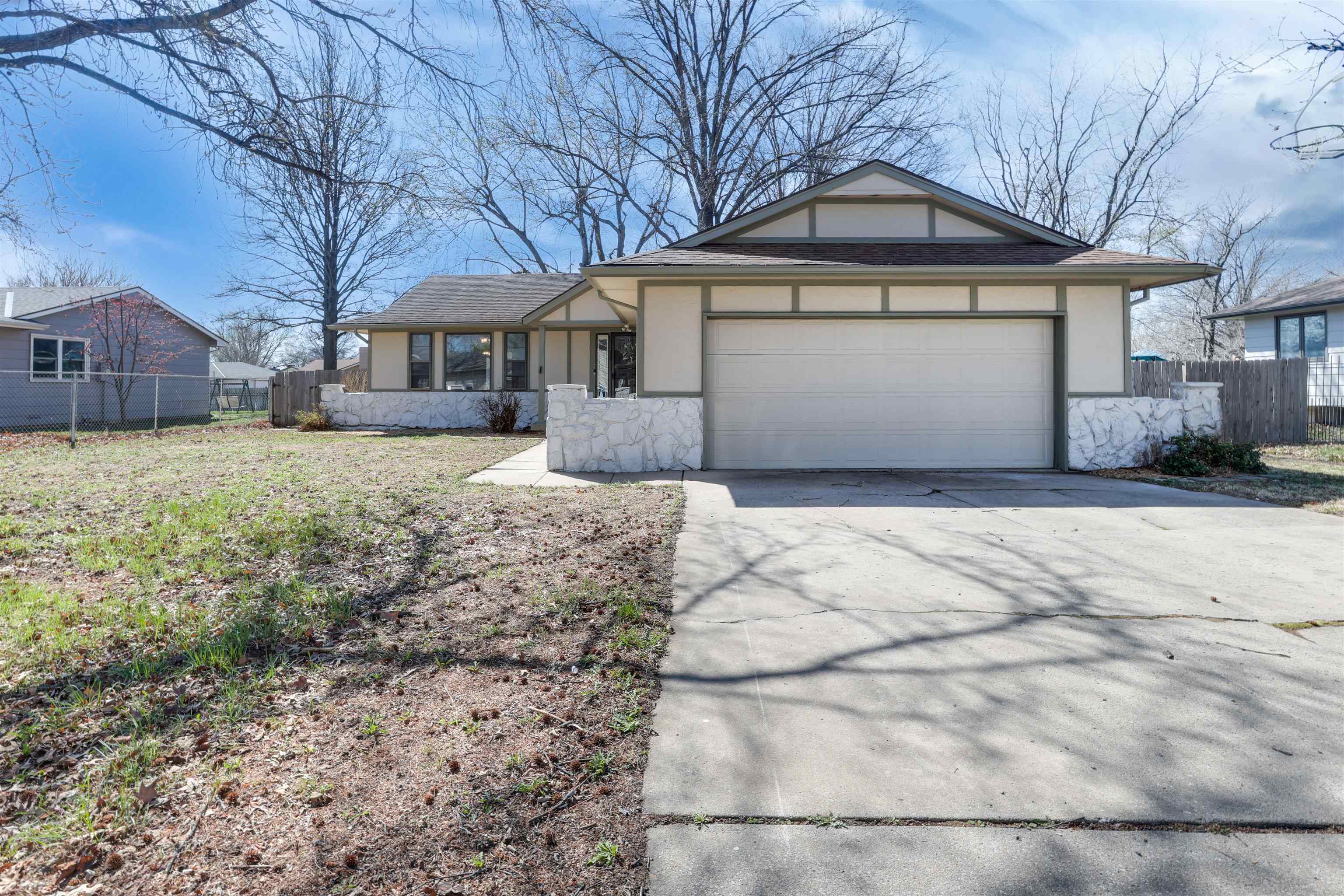 Property Photo: 1513 E Maple St KS 67037