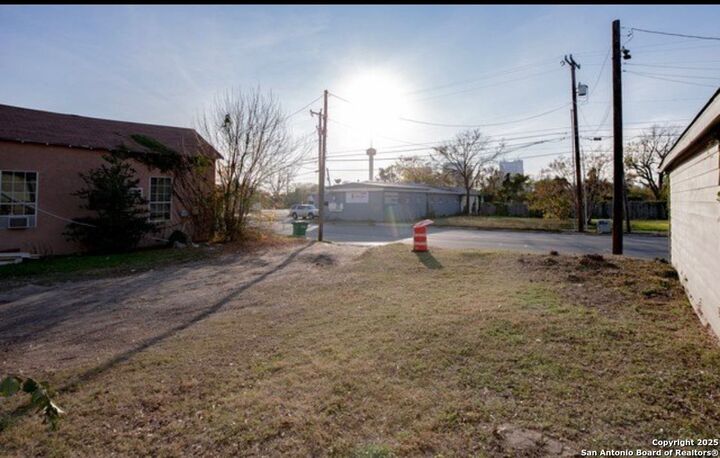 522 N Hackberry St  San Antonio TX 78202 photo