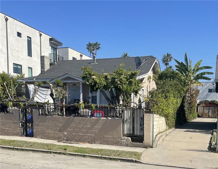 Property Photo: 1420 S Cloverdale Avenue CA 90019