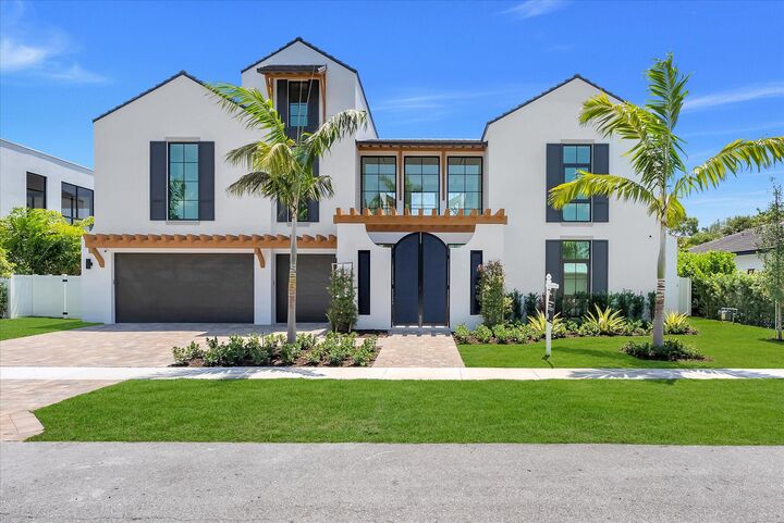 Property Photo: 880 NE 3rd Avenue FL 33432