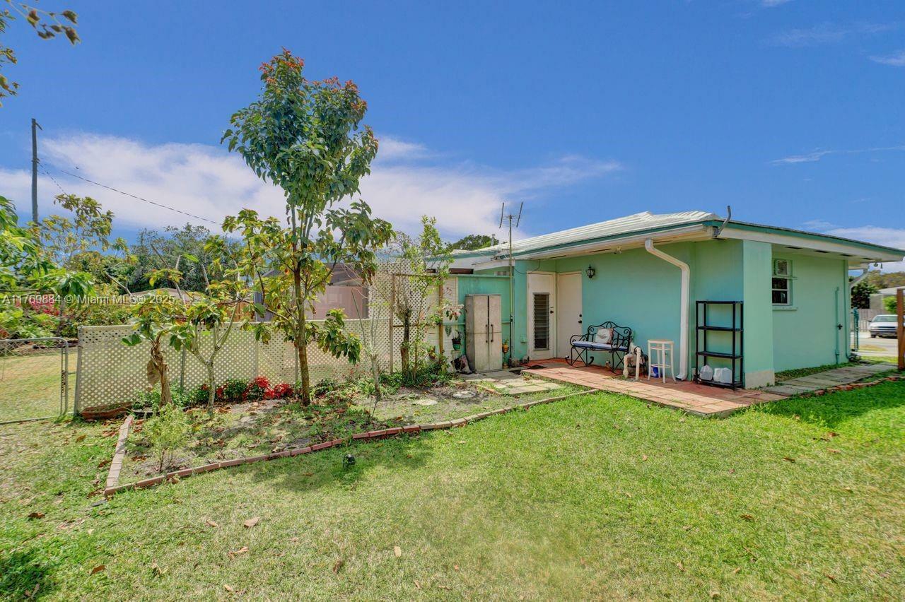 Property Photo: 16001 SW 98th Ave FL 33157