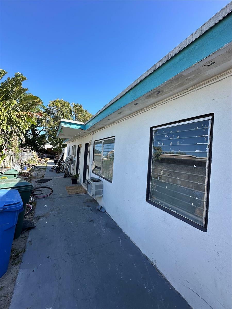 Property Photo: 565 NE 32nd St FL 33334