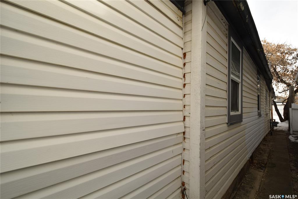 Property Photo: 228 L Avenue N SK S7L 2P4