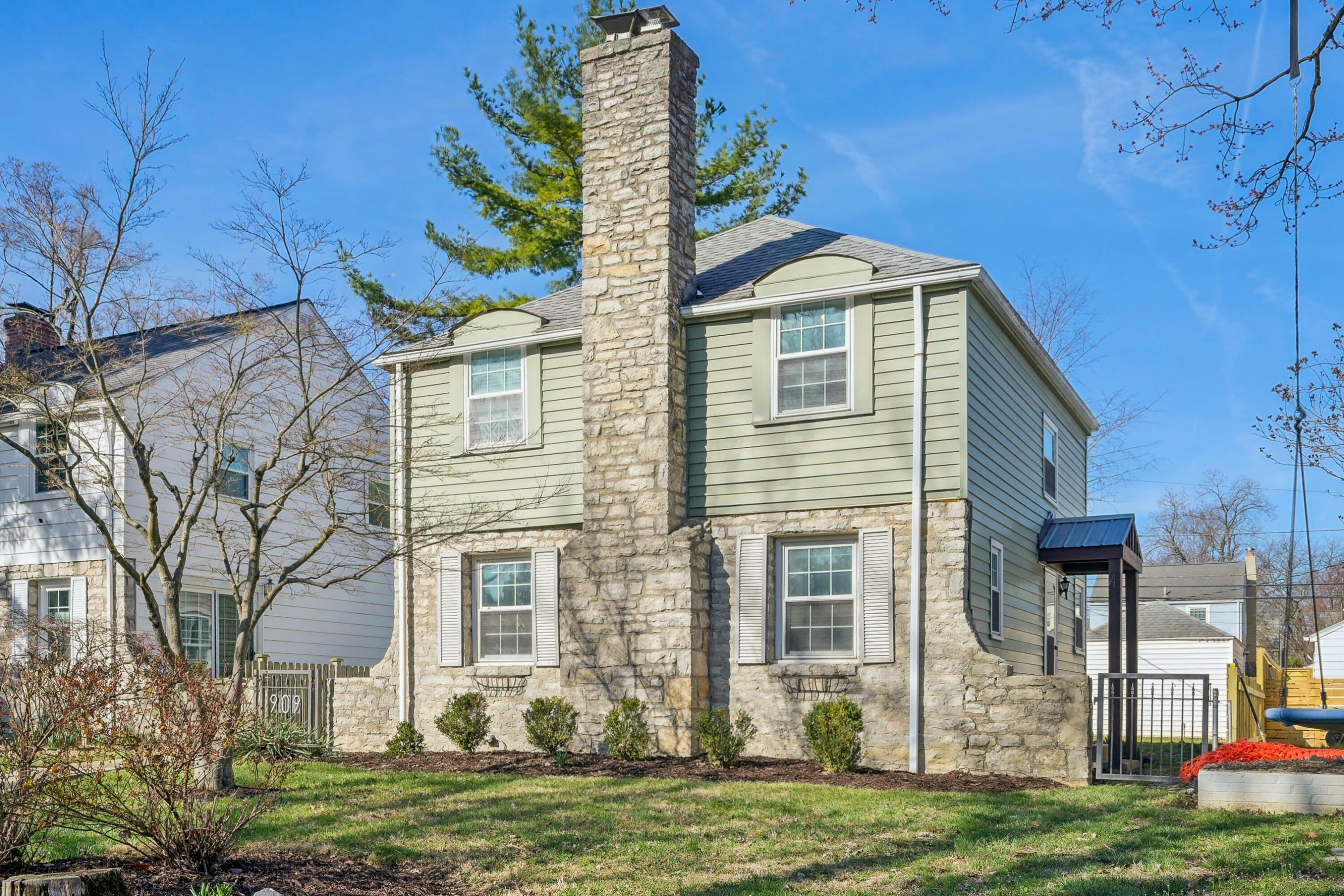Property Photo: 909 S Roosevelt Avenue OH 43209