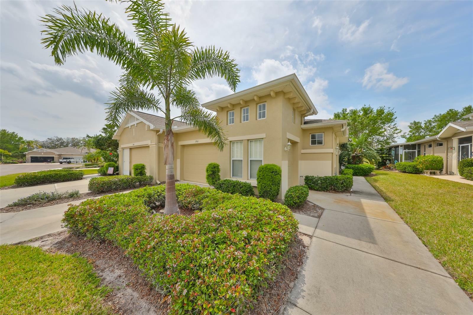 Property Photo: 1916 Inverness Greens Drive FL 33573